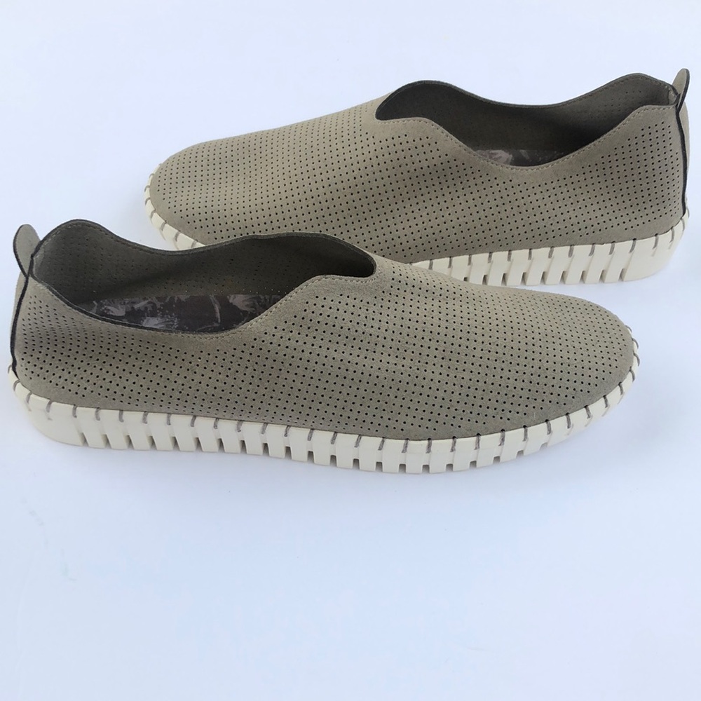 NWT Women’s Skechers slip on shoes